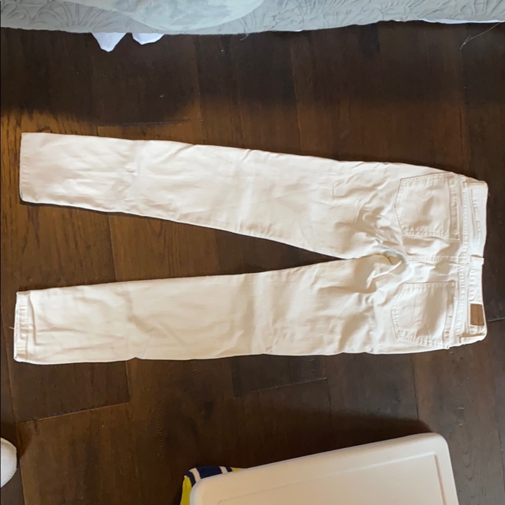 American Eagle White Skinny begging